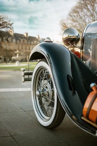 Oldtimer-Motiv für die Eventankündigung der Classic Days 2026. Stage 47 in Düsseldorf ist der stilvolle Ausgangspunkt für deinen Aufenthalt zum Grand Meeting.